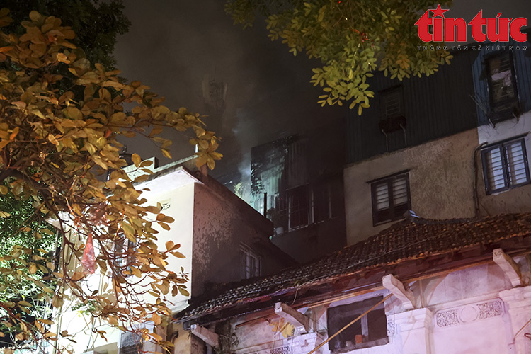 Hà Nội: Cháy lớn tại ngôi nhà 5 tầng trên phố Hàng Mã lúc nửa đêm - Ảnh 1.