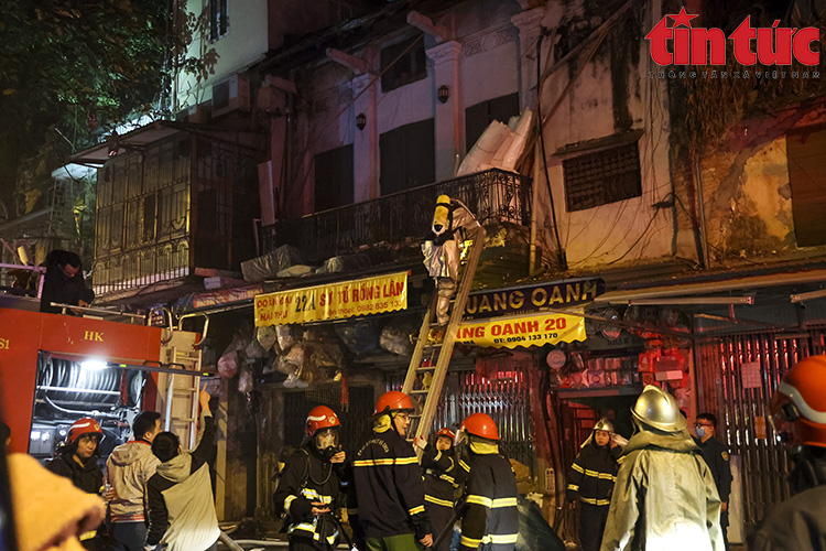 Hà Nội: Cháy lớn tại ngôi nhà 5 tầng trên phố Hàng Mã lúc nửa đêm - Ảnh 7.
