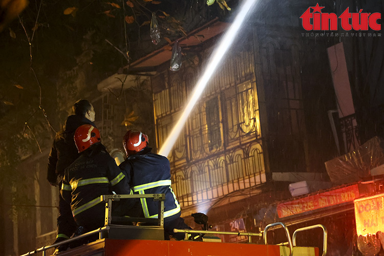 Hà Nội: Cháy lớn tại ngôi nhà 5 tầng trên phố Hàng Mã lúc nửa đêm - Ảnh 3.