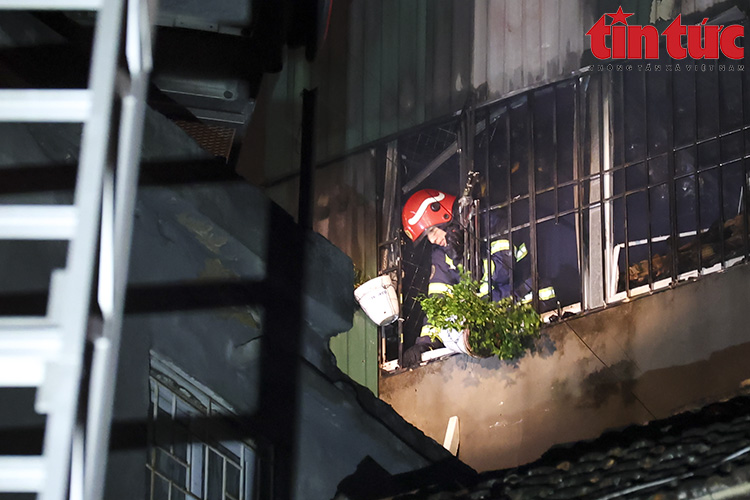 Hà Nội: Cháy lớn tại ngôi nhà 5 tầng trên phố Hàng Mã lúc nửa đêm - Ảnh 6.