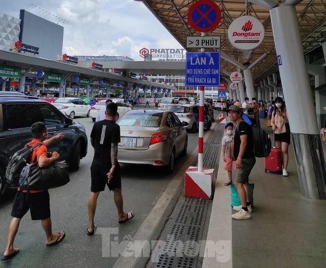 Hình ảnh &quot;điểm nóng&quot; sân bay Tân Sơn Nhất trước cao điểm Tết - Ảnh 6.
