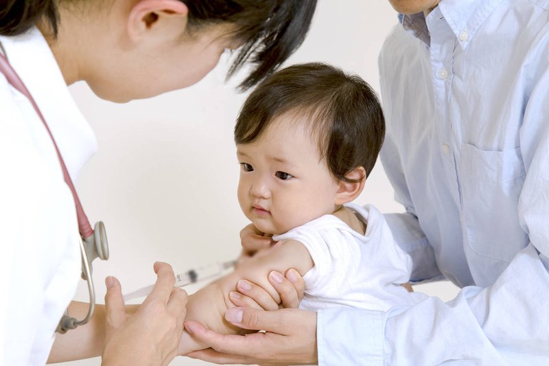 Những lưu ý quan trọng khi tiêm vắc xin sởi quai bị Rubella cho trẻ - Ảnh 2.