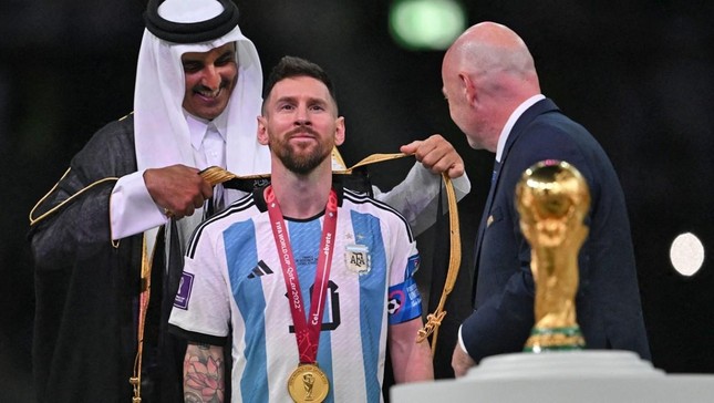 Áo choàng hoàng gia của Messi có giá hàng ngàn USD vẫn 'cháy hàng' - Ảnh 1.