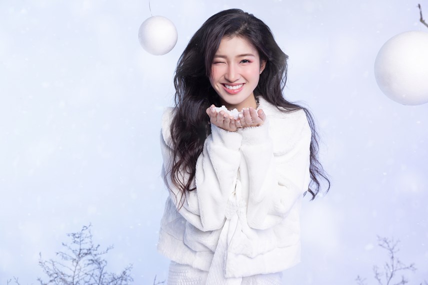 Á hậu Phương Nhi tựa công chúa tuyết trong bộ ảnh đón Giáng Sinh - Ảnh 2.
