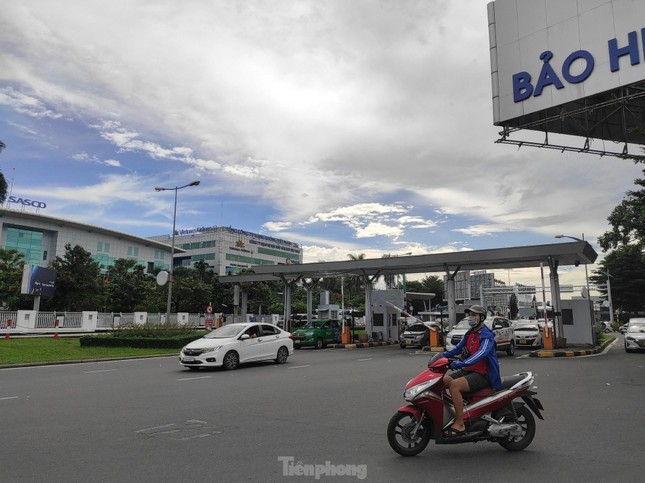 Hình ảnh &quot;điểm nóng&quot; sân bay Tân Sơn Nhất trước cao điểm Tết - Ảnh 11.