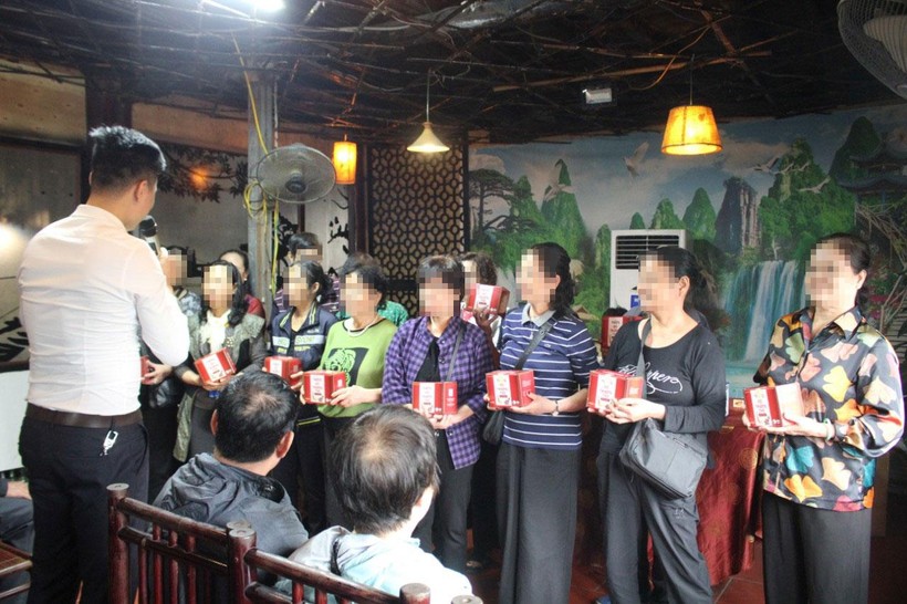 Tham gia &quot;tour tham quan 0 đồng&quot;, nhiều người cao tuổi ở Hà Nội nếm 'trái đắng' - Ảnh 2.