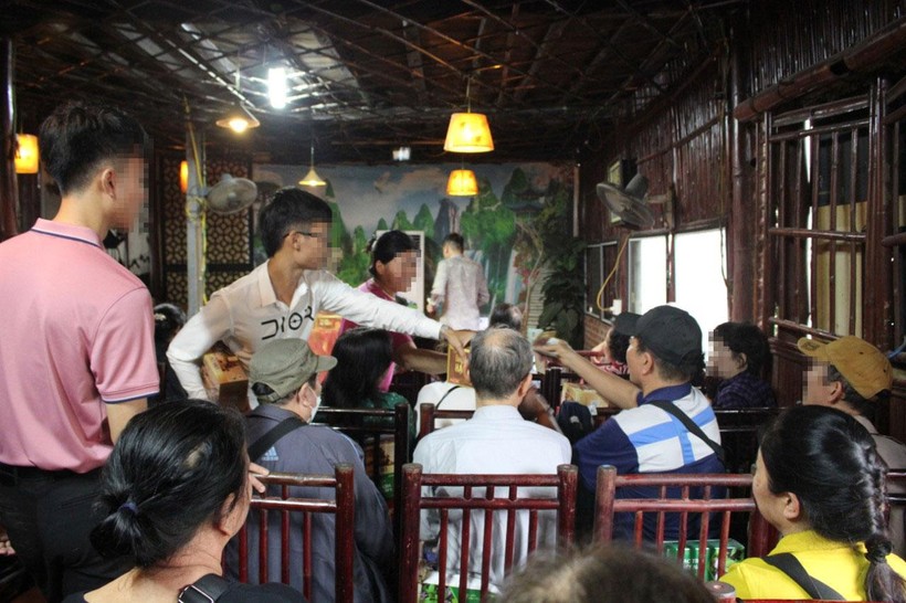 Tham gia &quot;tour tham quan 0 đồng&quot;, nhiều người cao tuổi ở Hà Nội nếm 'trái đắng' - Ảnh 1.