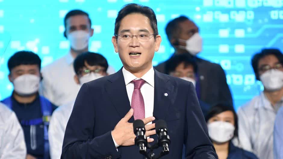 “Ông trùm” đế chế Samsung đang có mặt tại Hà Nội: Sở hữu tài sản 140 nghìn tỷ, là nguyên mẫu của nam chính “Cậu út nhà tài phiệt”? - Ảnh 2.