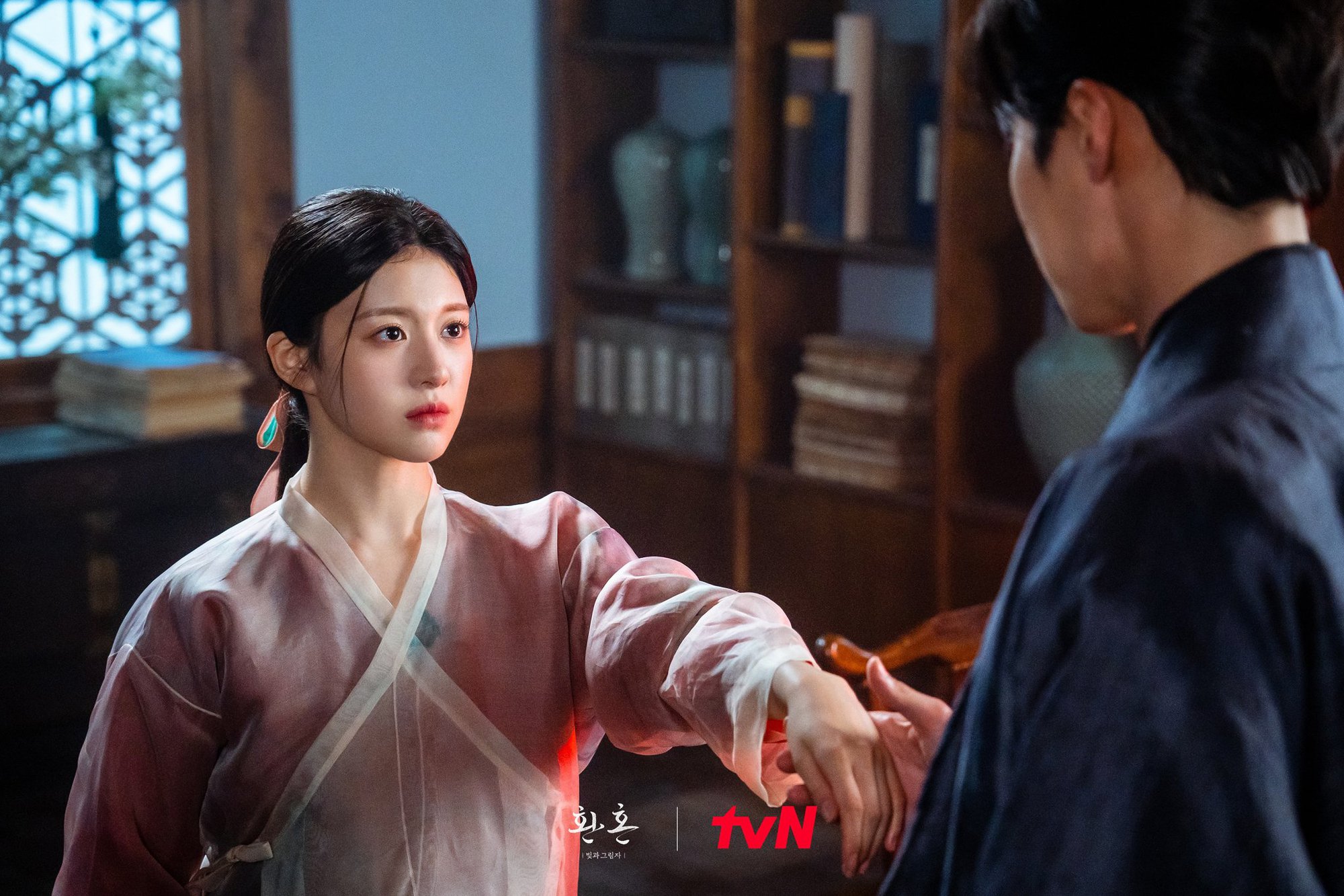 Nữ chính Hoàn Hồn phần 2 có vóc dáng cân đối không chút mỡ thừa, bí quyết nằm ở 3 phương pháp này - Ảnh 1. Nữ chính Hoàn Hồn phần 2 có vóc dáng cân đối không chút mỡ thừa, bí quyết nằm ở 3 phương pháp này - Ảnh 1.