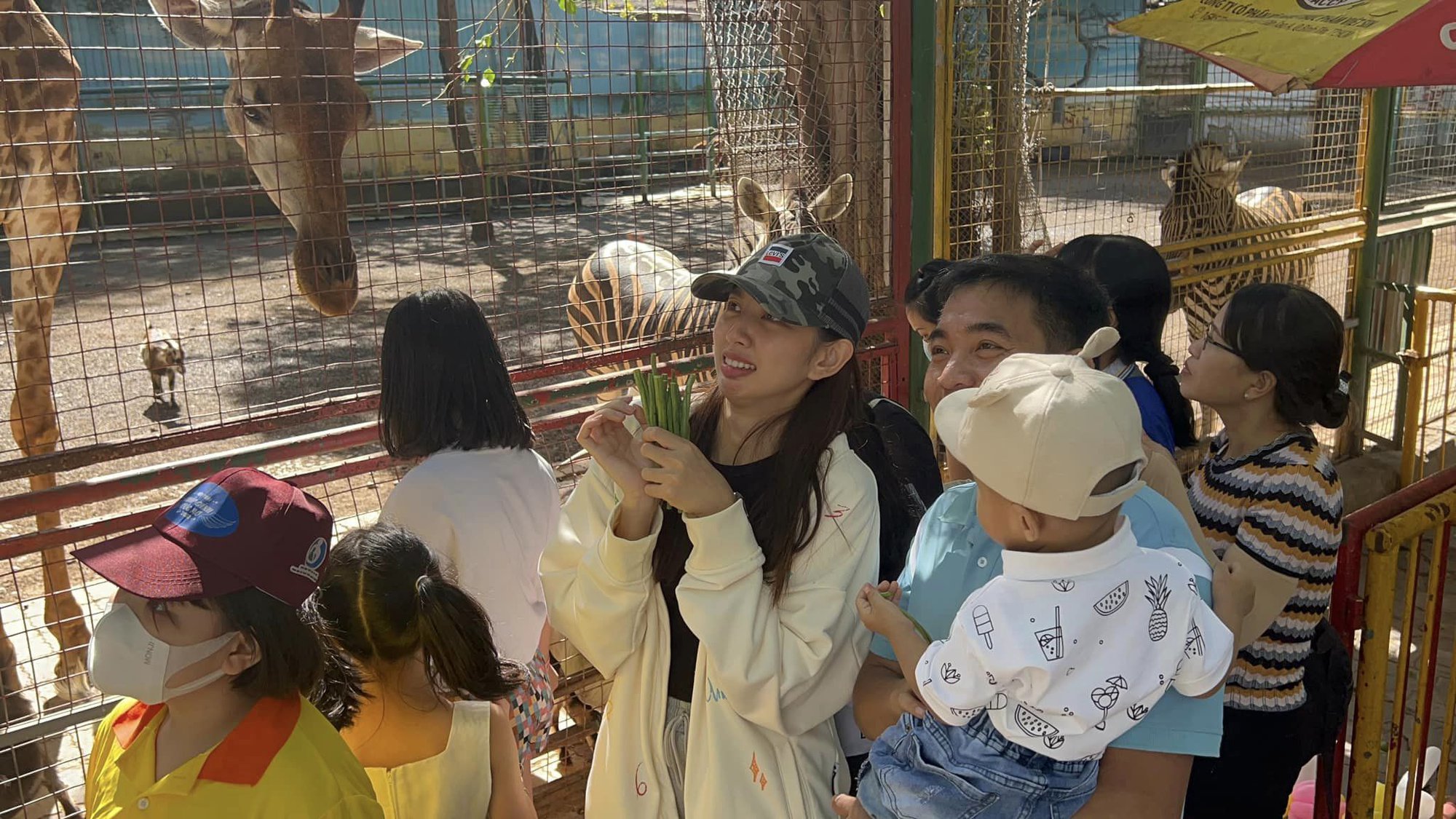 Hoa hậu Thùy Tiên áo thun, dép lê đưa 15 con nuôi đi chơi - Ảnh 3.