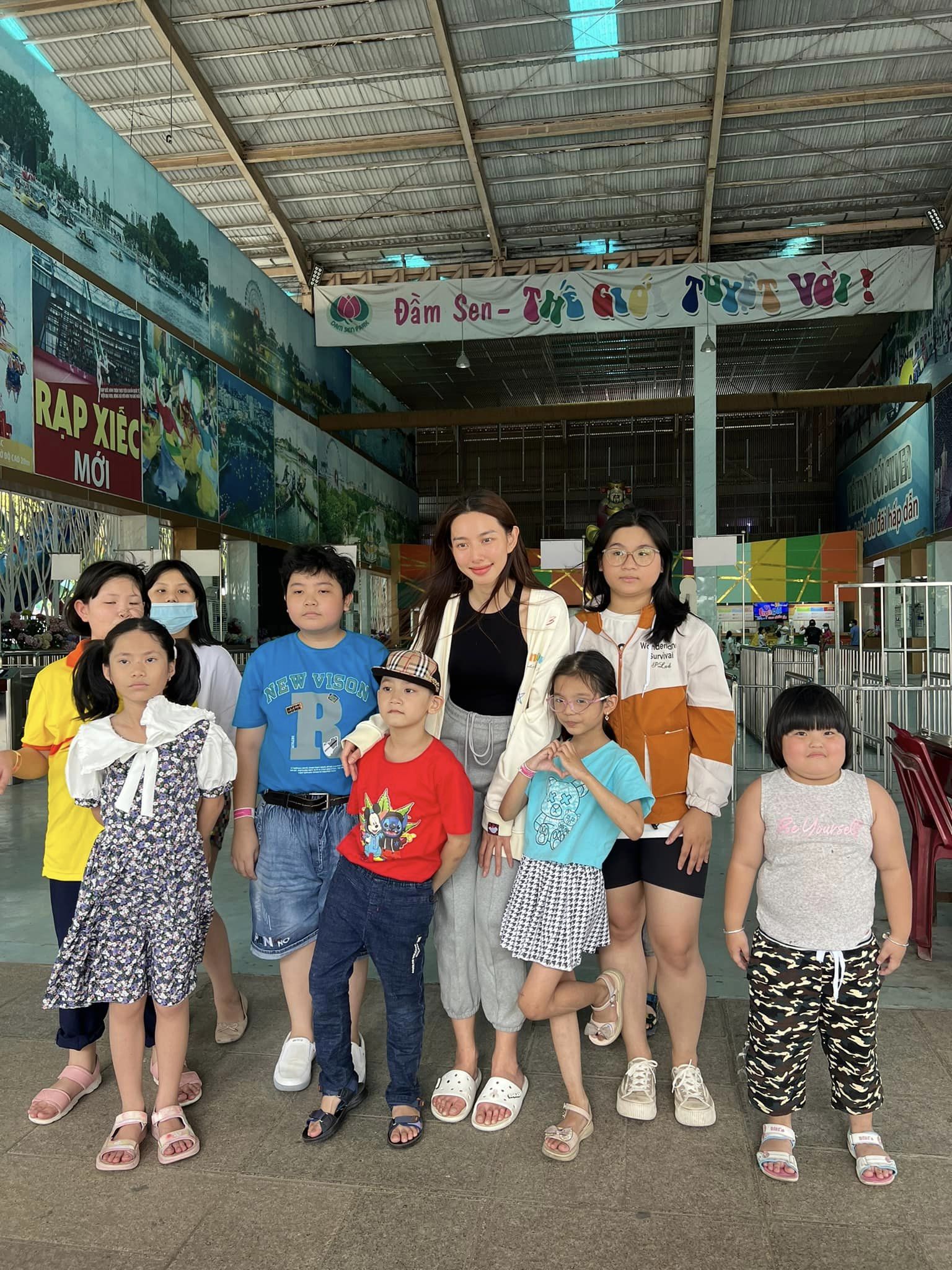 Hoa hậu Thùy Tiên áo thun, dép lê đưa 15 con nuôi đi chơi - Ảnh 6.