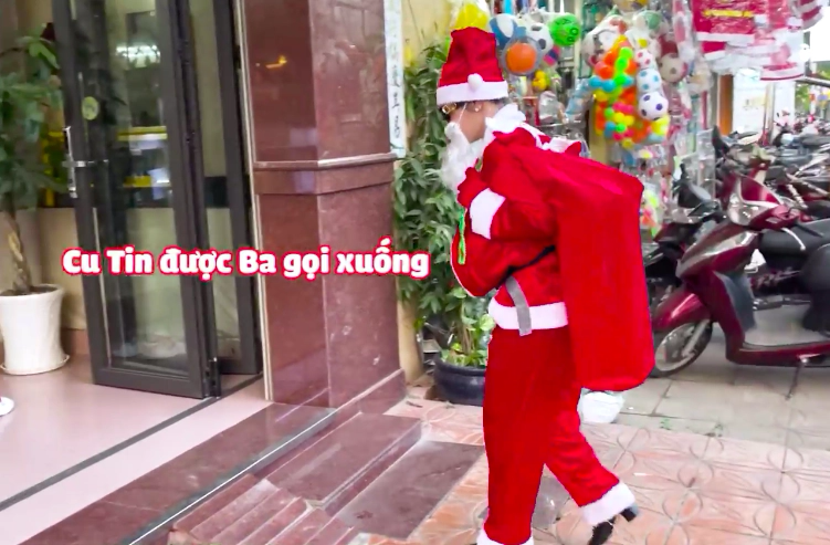 Nhật Kim Anh về Cần Thơ tặng quà Giáng sinh cho con trai, tiết lộ cách xưng hô gây chú ý với chồng cũ - Ảnh 3. Nhật Kim Anh về Cần Thơ tặng quà Giáng sinh cho con trai, tiết lộ cách xưng hô gây chú ý với chồng cũ - Ảnh 3.