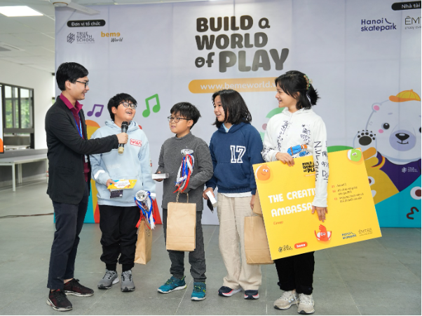 Các bạn trẻ hào hứng sáng tạo trò chơi gia đình tại cuộc thi “Build A World Of Play” - Ảnh 3. Các bạn trẻ hào hứng sáng tạo trò chơi gia đình tại cuộc thi “Build A World Of Play” - Ảnh 3.