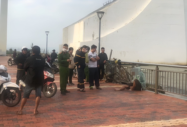Cảnh sát kịp cứu thanh niên trầm cảm nhảy cầu Thuận Phước - Ảnh 1.