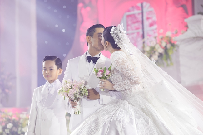 Phan Hiển khóc trong lễ cưới: Tôi từng rất sợ khi đến với Khánh Thi, sợ nhất mời đám cưới không ai đi - Ảnh 3.