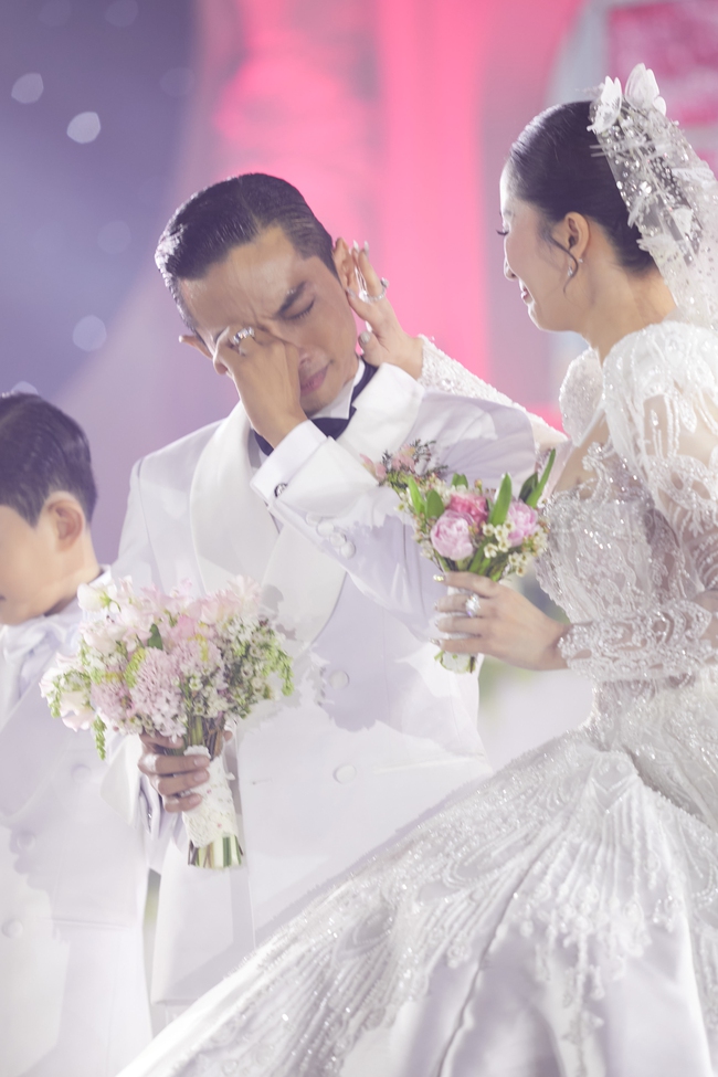 Phan Hiển khóc trong lễ cưới: Tôi từng rất sợ khi đến với Khánh Thi, sợ nhất mời đám cưới không ai đi - Ảnh 2.