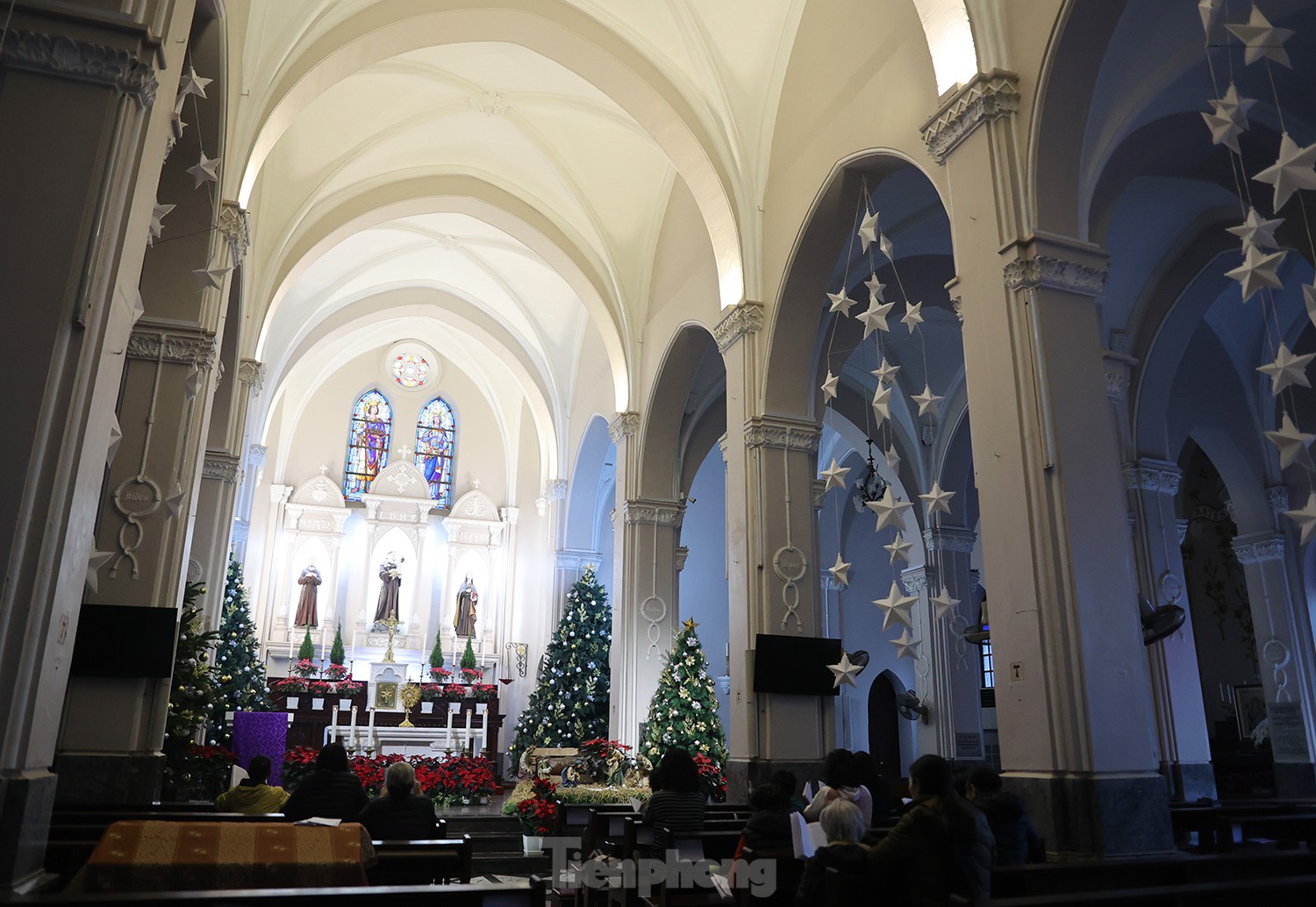 Không khí Giáng sinh lung linh, ngập tràn tại các nhà thờ ở Hà Nội - Ảnh 10.