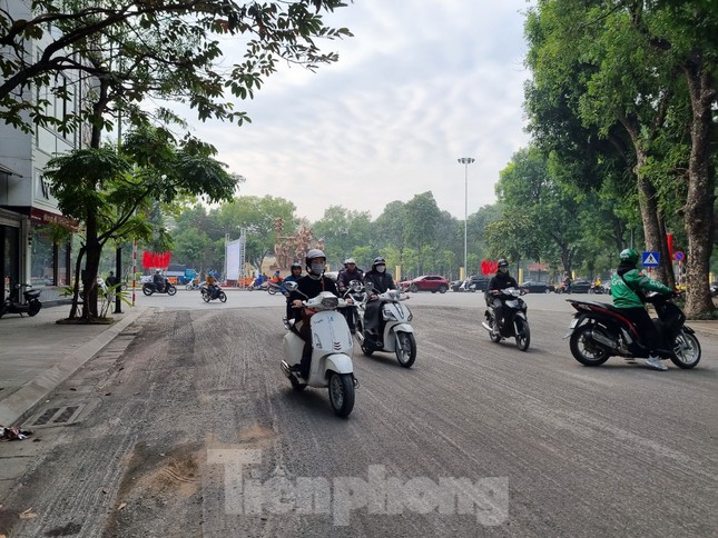 Hà Nội 'cào đi thảm lại' đường Quang Trung - Ảnh 3.