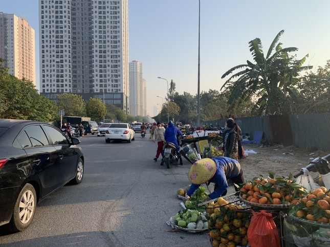 Tiểu thương lo mất Tết, lập chợ cóc tại công viên Hà Đông - Ảnh 2.