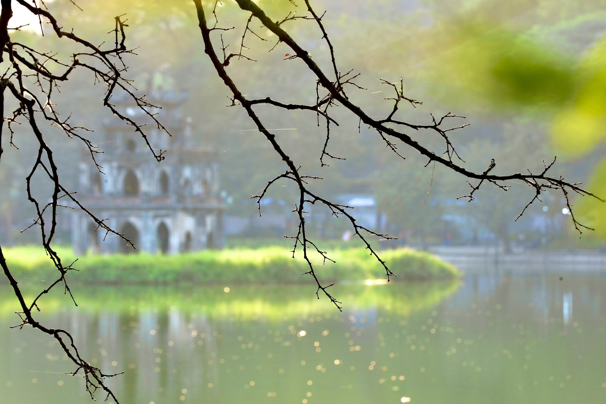 Xao xuyến vẻ đẹp Hồ Gươm khoảnh khắc giao mùa - Ảnh 1.