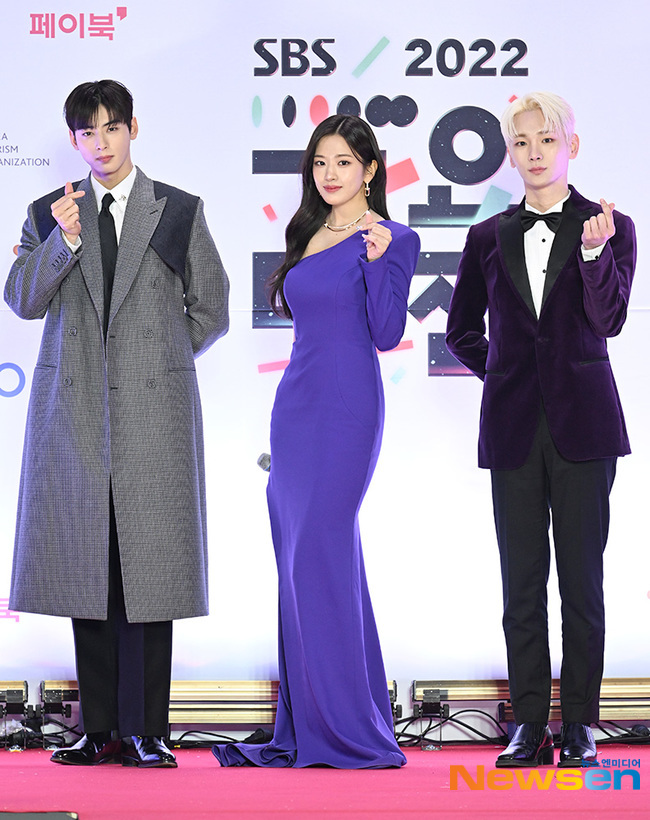 Thảm đỏ SBS Gayo Daejeon: Lộ diện nữ thần đè bẹp Jang Won Young, Karina đẹp vô thực đọ sắc 2 idol o ép vòng 1 nghẹt thở - Ảnh 3.