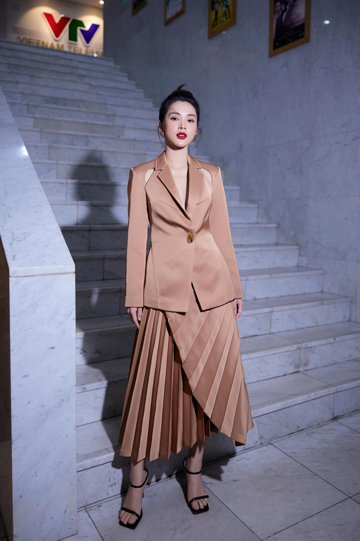 Quỳnh Lương đọ sắc với Khả Ngân - Ảnh 3. Quỳnh Lương đọ sắc với Khả Ngân - Ảnh 3.