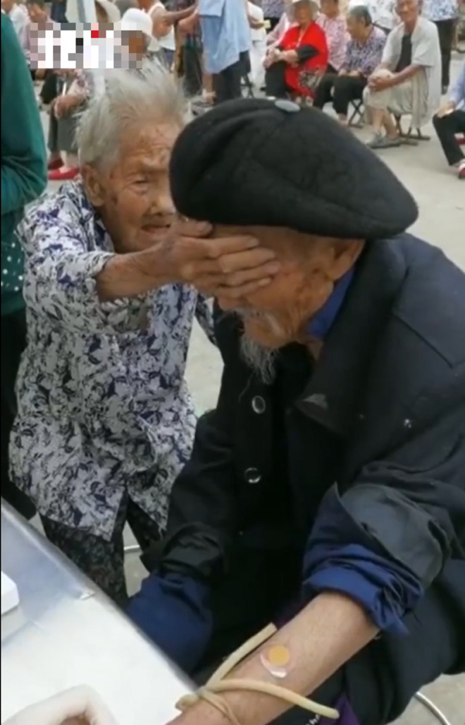 ‘Tan chảy’ cảnh cụ bà 100 tuổi bịt mắt chồng để giúp ông đỡ sợ khi lấy máu - Ảnh 2.