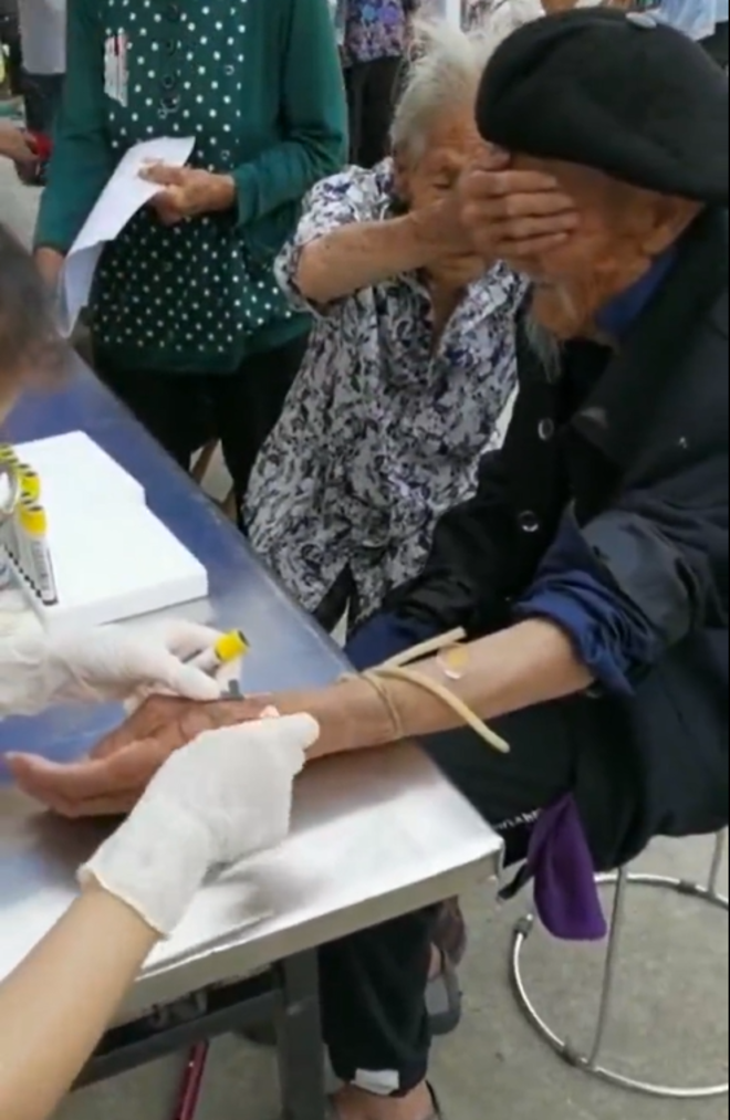 ‘Tan chảy’ cảnh cụ bà 100 tuổi bịt mắt chồng để giúp ông đỡ sợ khi lấy máu - Ảnh 1.