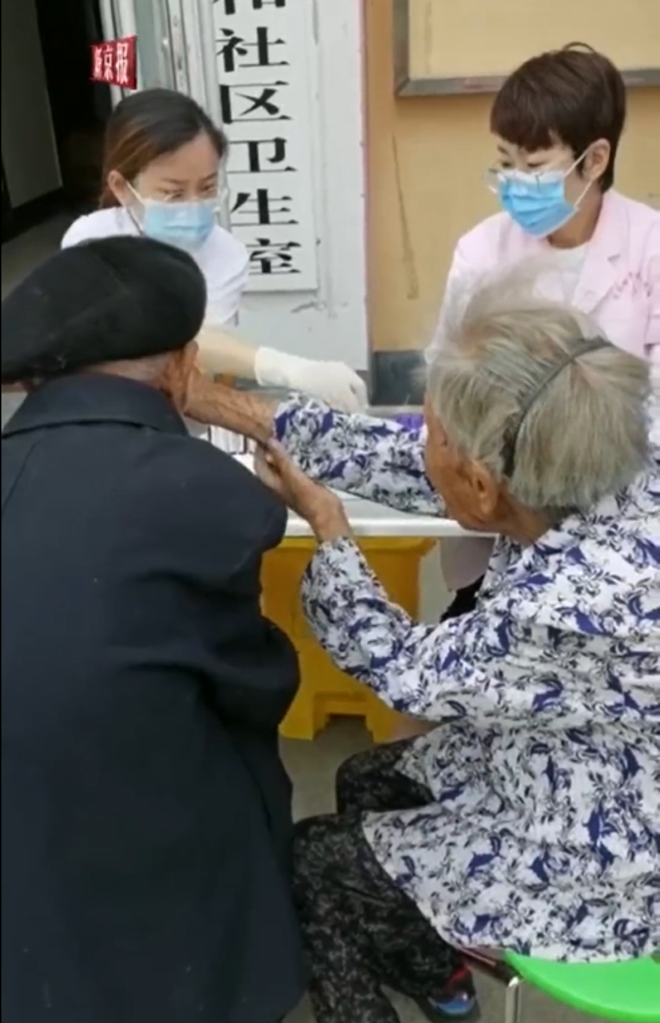 ‘Tan chảy’ cảnh cụ bà 100 tuổi bịt mắt chồng để giúp ông đỡ sợ khi lấy máu - Ảnh 3.