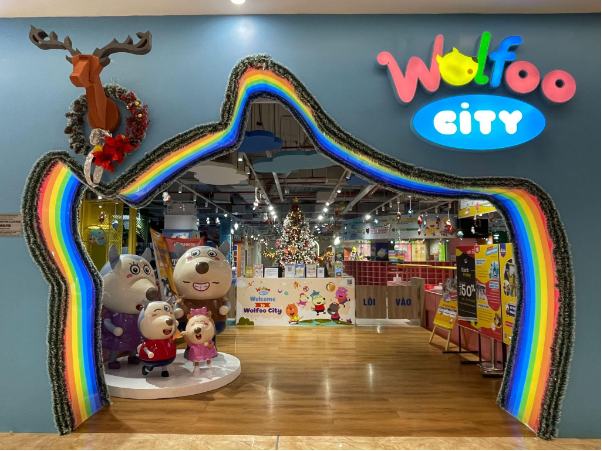 Cho con đ&oacute;n Gi&aacute;ng sinh Diệu kỳ 2022 tại Xứ sở Wolfoo City c&ugrave;ng h&agrave;ng ng&agrave;n qu&agrave; tặng bất ngờ - Ảnh 1.