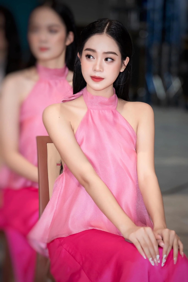 Style đời thường của Hoa hậu Thanh Thủy: Lúc đam mê streetwear, khi lại nóng bỏng bất ngờ - Ảnh 9.