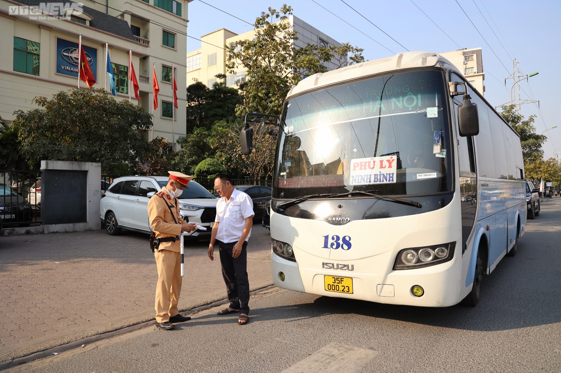 CSGT Hà Nội hóa trang ghi hình xe khách &quot;rùa bò&quot; đại náo trước bến xe Mỹ Đình - Ảnh 6.