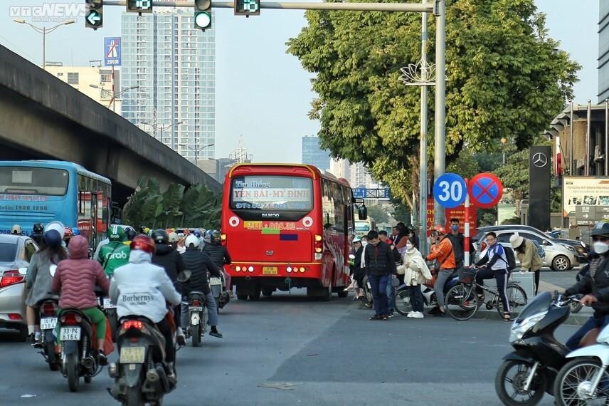 CSGT Hà Nội hóa trang ghi hình xe khách &quot;rùa bò&quot; đại náo trước bến xe Mỹ Đình - Ảnh 4.