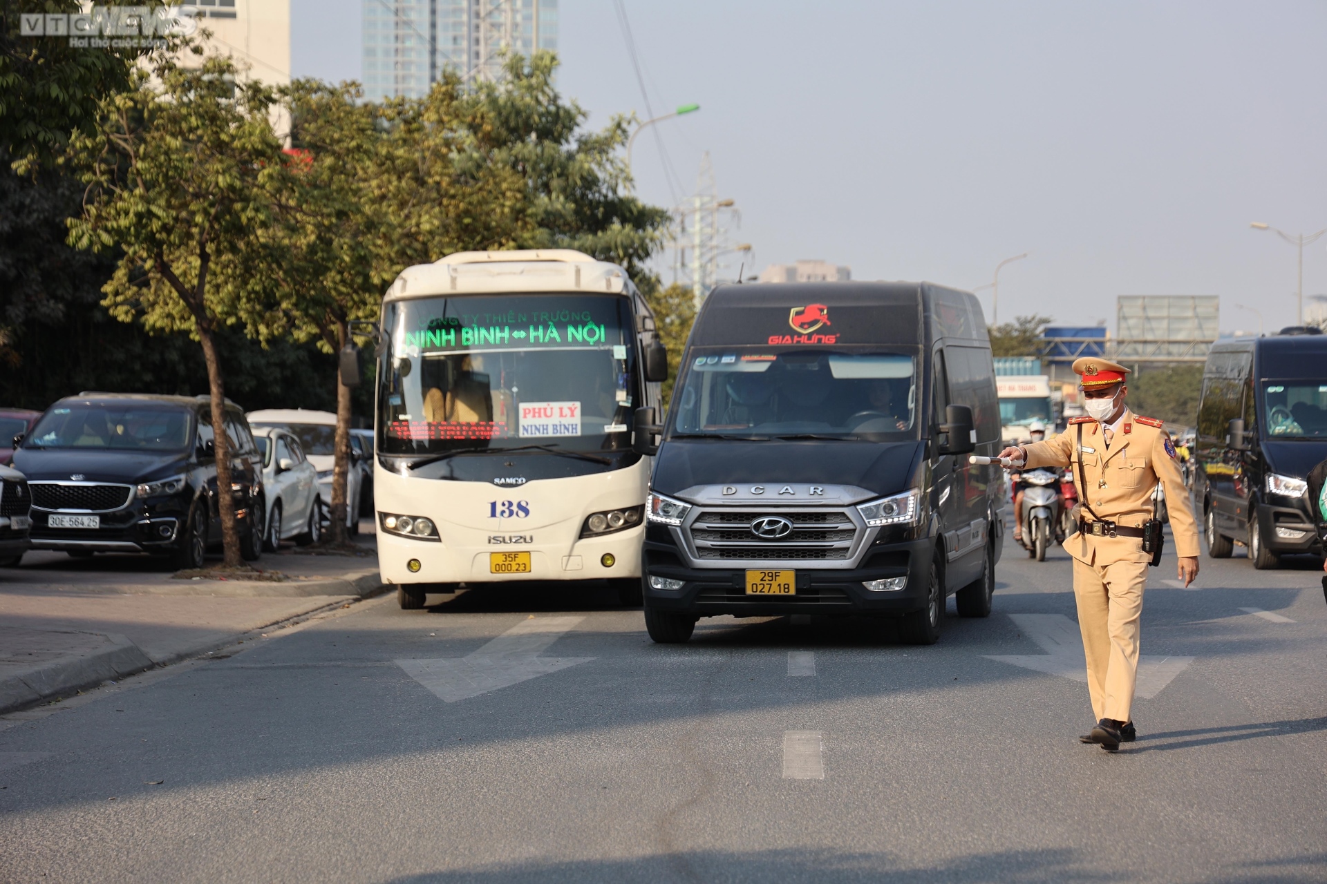 CSGT Hà Nội hóa trang ghi hình xe khách &quot;rùa bò&quot; đại náo trước bến xe Mỹ Đình - Ảnh 1.