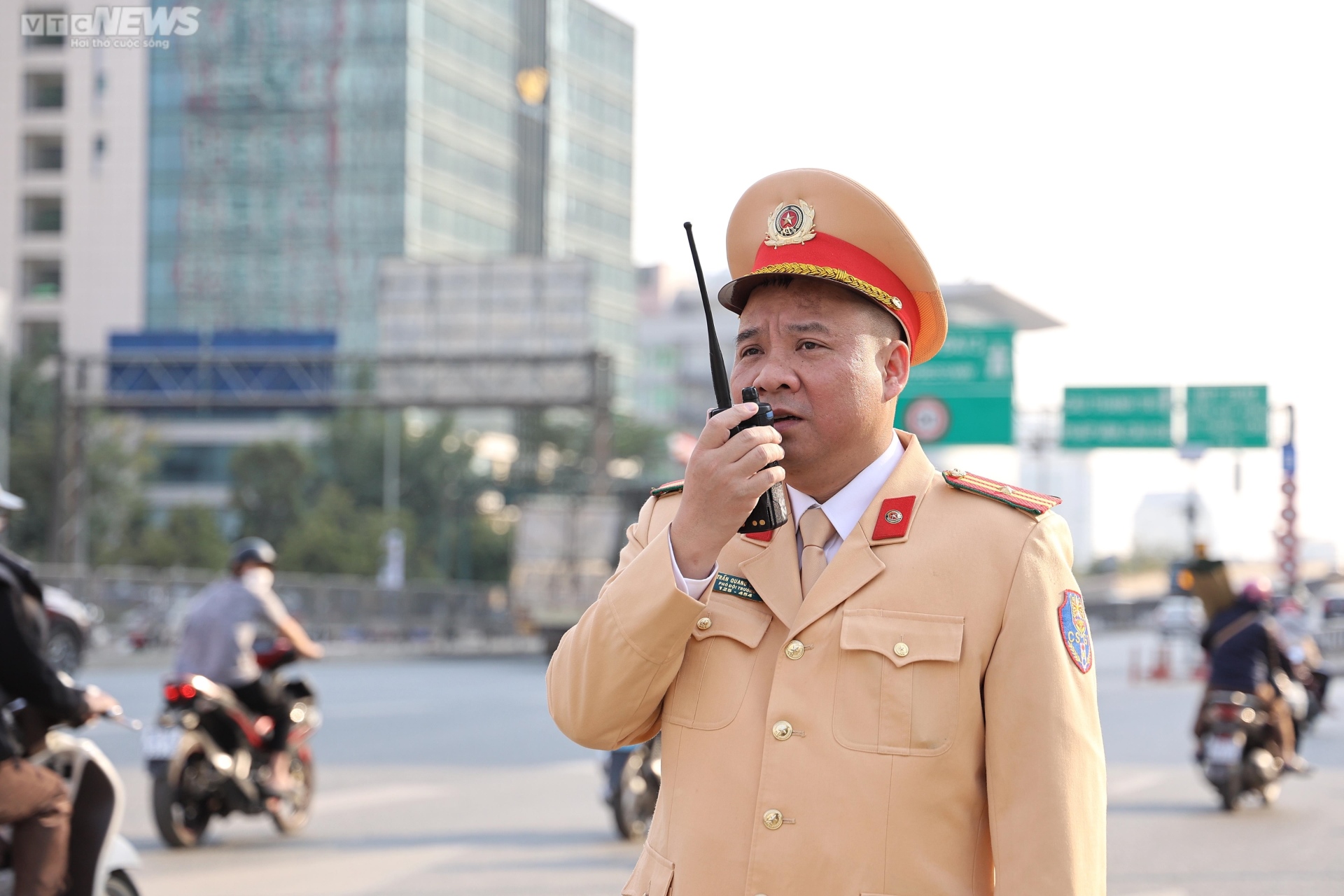 CSGT Hà Nội hóa trang ghi hình xe khách &quot;rùa bò&quot; đại náo trước bến xe Mỹ Đình - Ảnh 2.