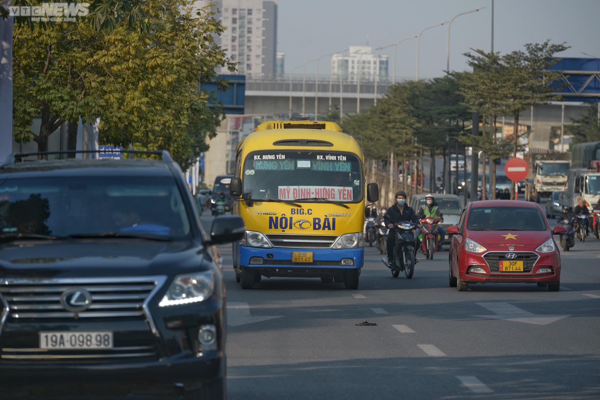 CSGT Hà Nội hóa trang ghi hình xe khách &quot;rùa bò&quot; đại náo trước bến xe Mỹ Đình - Ảnh 3.
