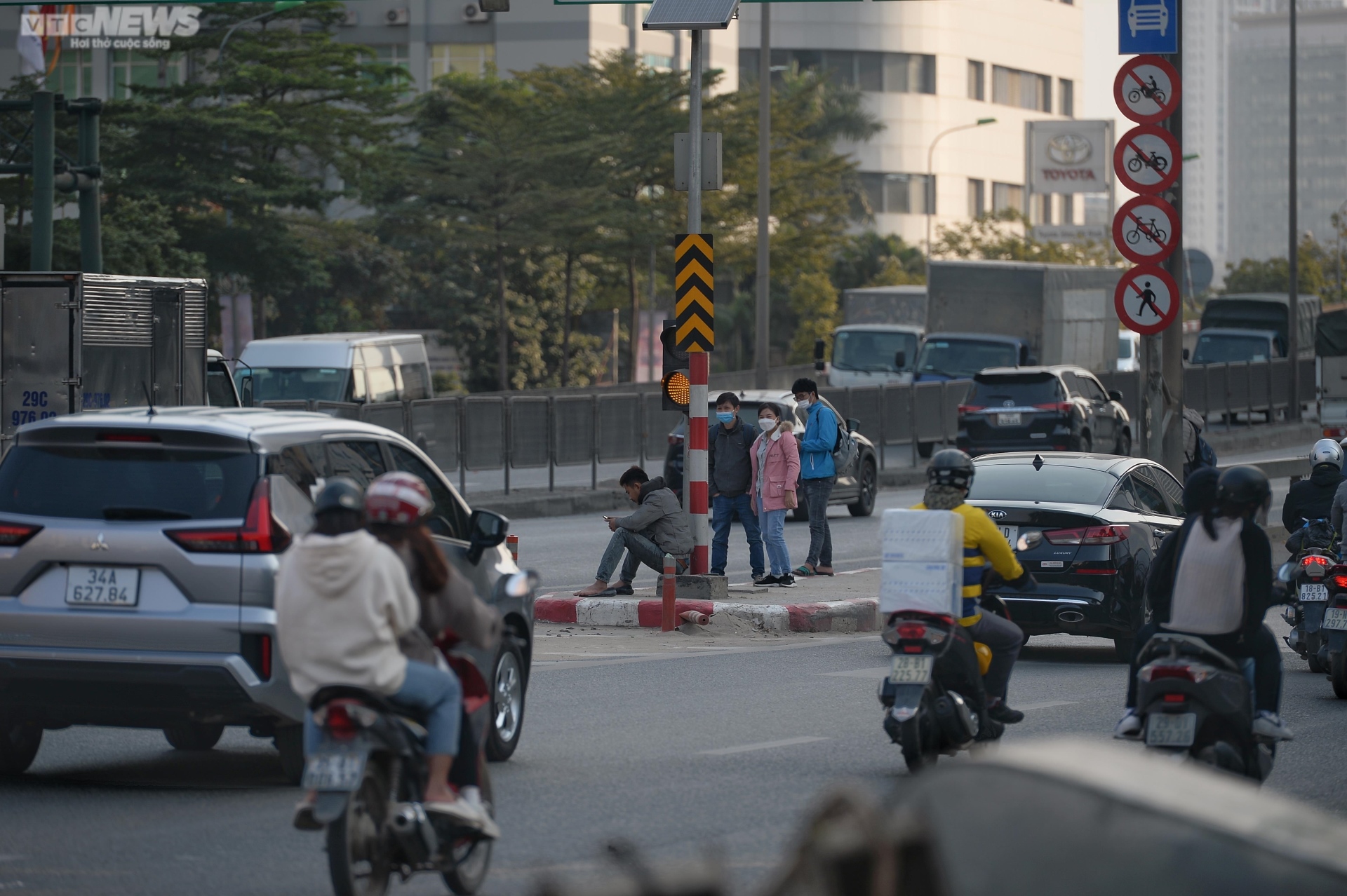 CSGT Hà Nội hóa trang ghi hình xe khách &quot;rùa bò&quot; đại náo trước bến xe Mỹ Đình - Ảnh 12.