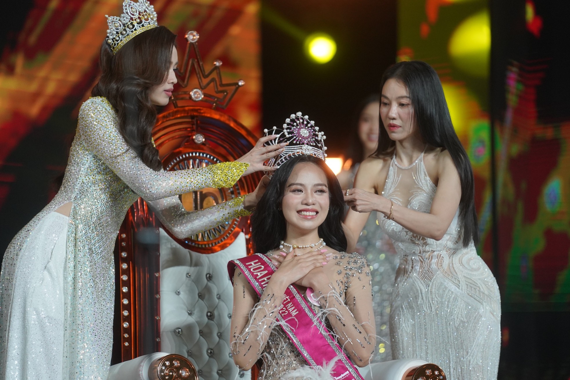 Vì sao Huỳnh Thị Thanh Thủy đăng quang Hoa hậu Việt Nam 2022 ở tuổi 19? - Ảnh 2.