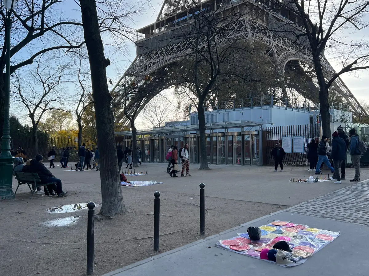 Cứ mãi mong được đến Paris xem tháp Eiffel, cô gái 'ngớ người' vì vỡ mộng, đúng là không bao giờ nên tin ảnh sống ảo - Ảnh 13.