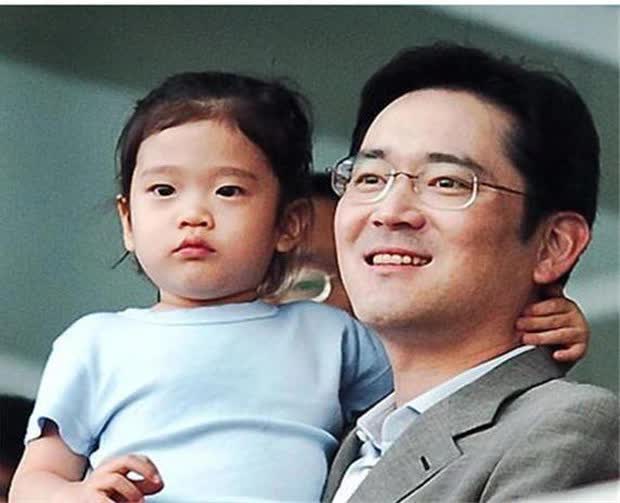Hai người con của Chủ tịch Samsung: Con gái càng lớn nhan sắc càng gây sốt, ái nữ Samsung nhưng thích dùng iPhone, con trai kín tiếng chưa chắc chân 'người kế vị' như lời đồn - Ảnh 2.