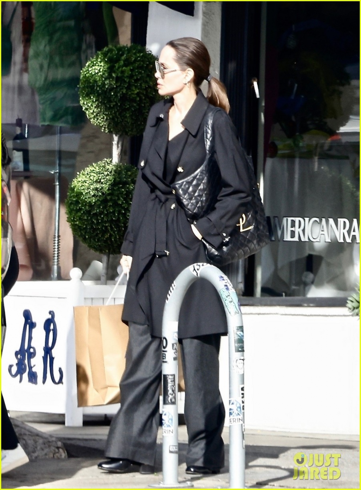 Angelina Jolie diện &quot;cây đen&quot; thanh lịch, để mặt mộc đi mua sắm dịp cuối tuần - Ảnh 2.