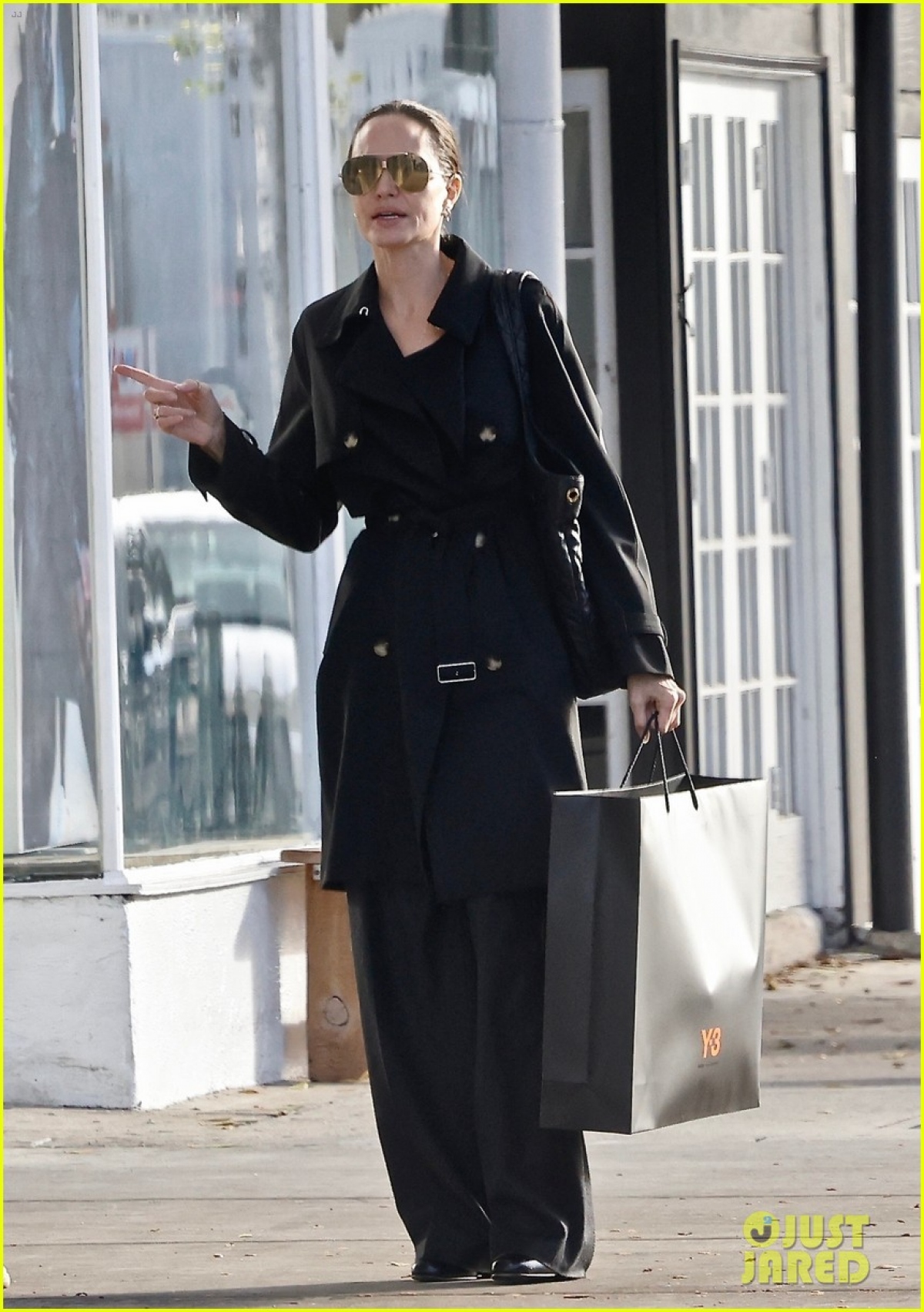 Angelina Jolie diện &quot;cây đen&quot; thanh lịch, để mặt mộc đi mua sắm dịp cuối tuần - Ảnh 1.