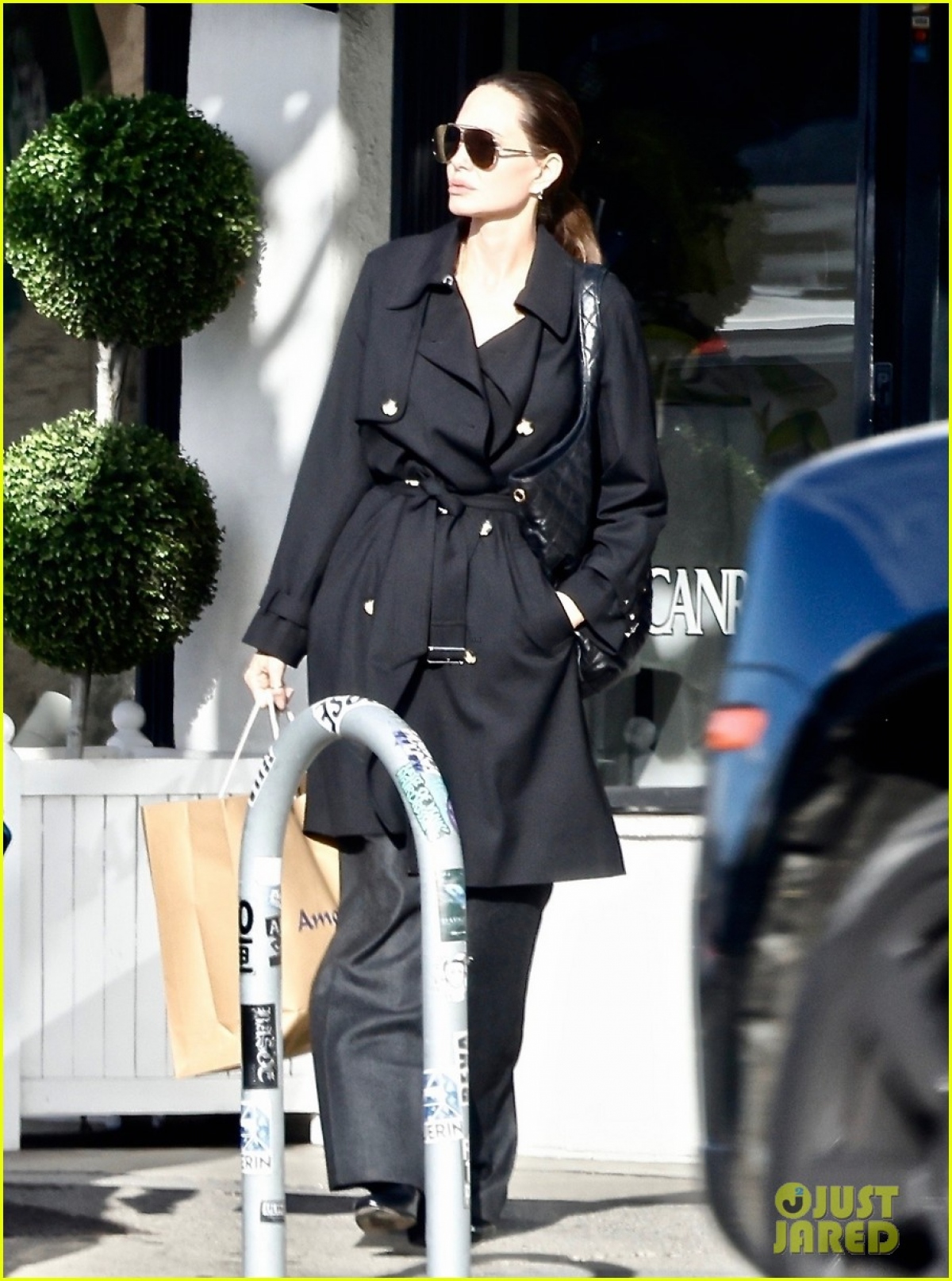 Angelina Jolie diện &quot;cây đen&quot; thanh lịch, để mặt mộc đi mua sắm dịp cuối tuần - Ảnh 3.