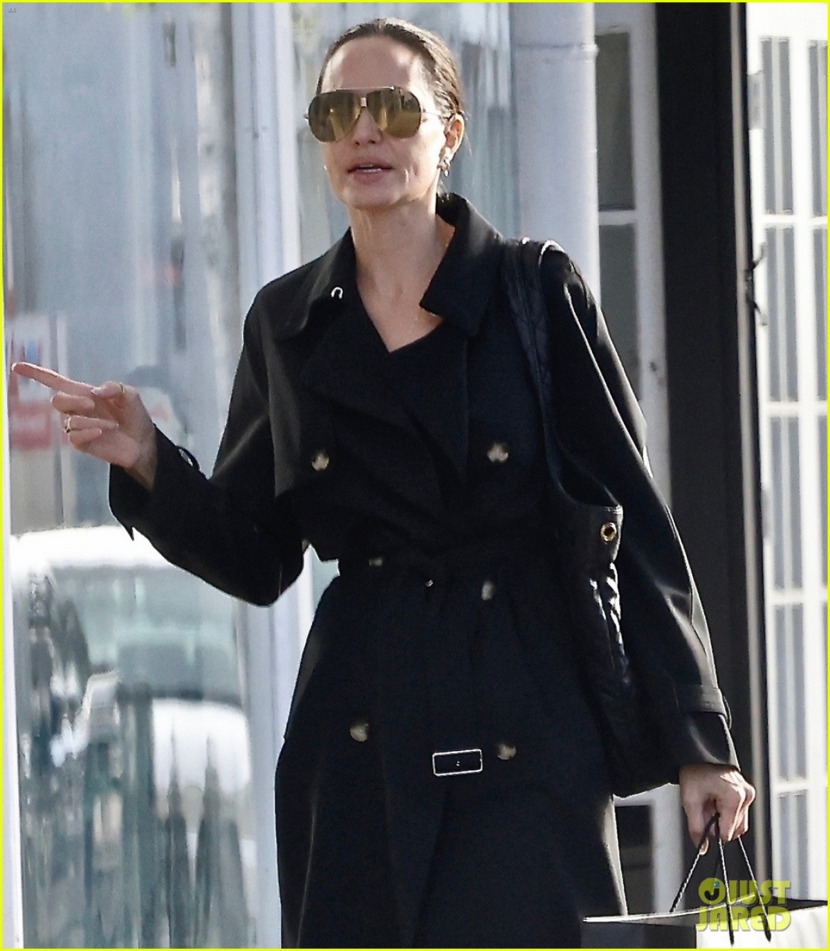 Angelina Jolie diện &quot;cây đen&quot; thanh lịch, để mặt mộc đi mua sắm dịp cuối tuần - Ảnh 4.