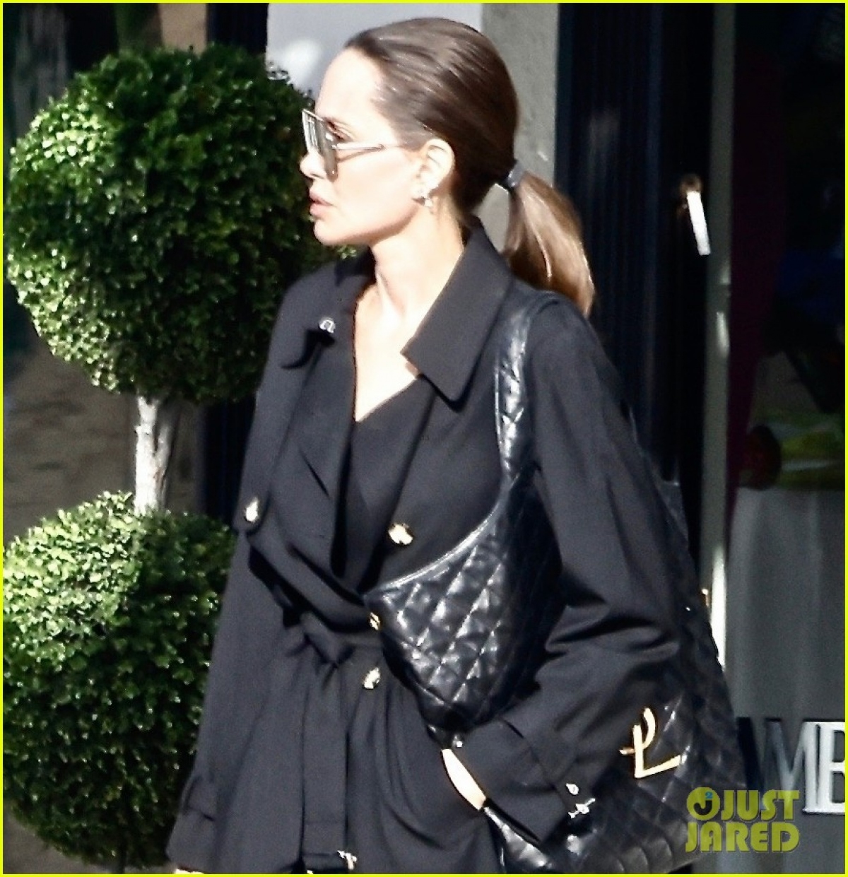Angelina Jolie diện &quot;cây đen&quot; thanh lịch, để mặt mộc đi mua sắm dịp cuối tuần - Ảnh 5.