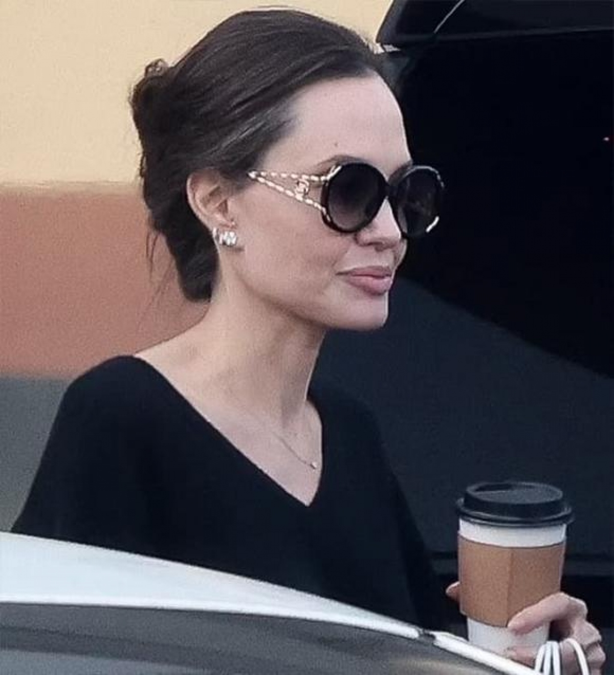 Angelina Jolie diện &quot;cây đen&quot; thanh lịch, để mặt mộc đi mua sắm dịp cuối tuần - Ảnh 6.