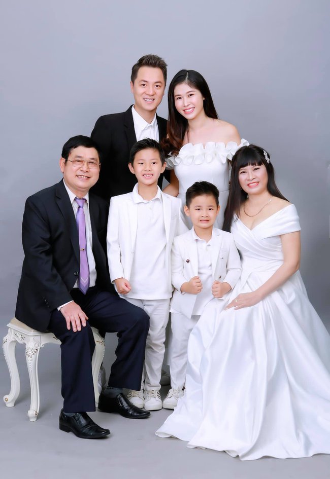 Bố vợ ca sĩ Đăng Khôi qua đời, dàn sao Việt gửi lời chia buồn - Ảnh 2.