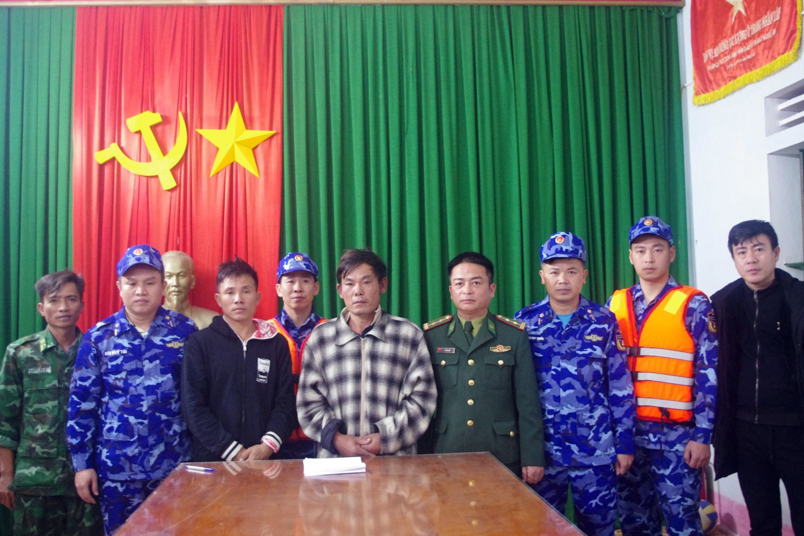 Cảnh sát biển cứu nạn thành công 2 thuyền viên tàu cá Nghệ An bị chìm trên biển - Ảnh 1. Cảnh sát biển cứu nạn thành công 2 thuyền viên tàu cá Nghệ An bị chìm trên biển - Ảnh 1.