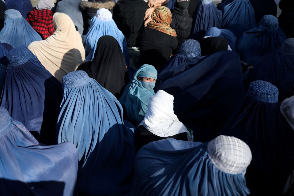 Tấn bi kịch của phụ nữ Afghanistan sau hàng loạt sắc lệnh hà khắc của Taliban - Ảnh 1.