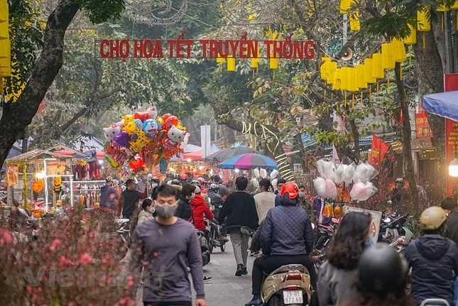 Hà Nội cấm đường trên nhiều tuyến phố để mở chợ hoa Tết - Ảnh 1.